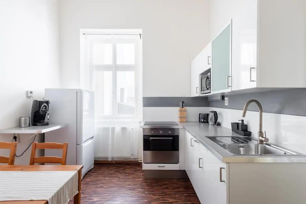 Spacious Apartment With Balcony At Wenceslas Sq Prague Exterior photo